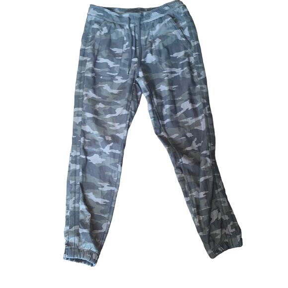 Athleta Farallon Jogger Sweatpants in Olive Green Camo Print Size 6 - Picture 1 of 9